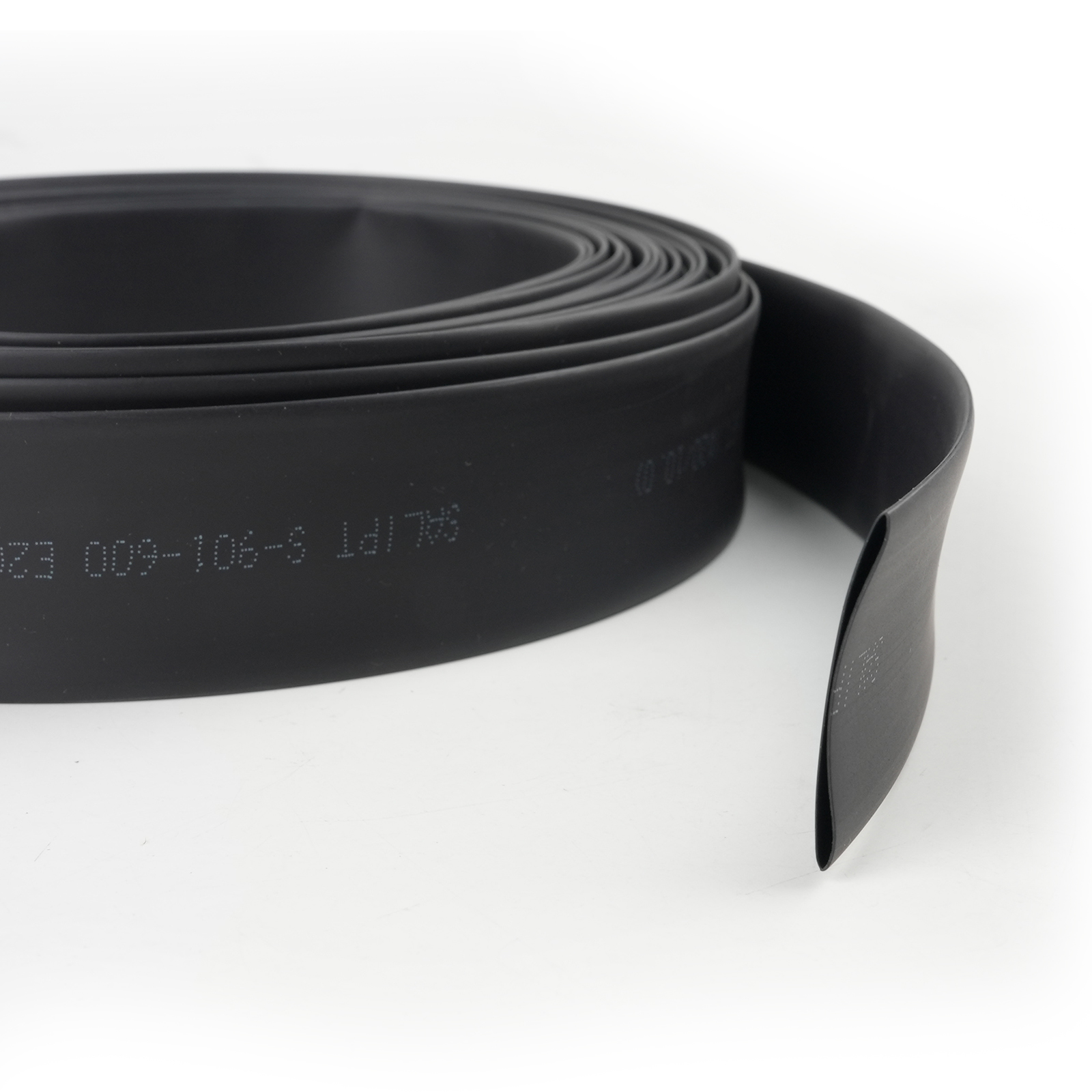 Application facile du manchon thermorétractable 20mm noir sur câble électrique.
